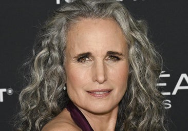 Cómo peinar las canas a los 50 para evitar el frizz